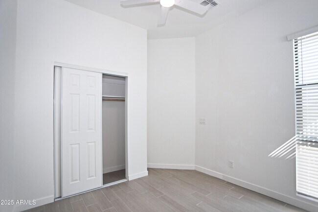 Building Photo - 9414 S 7th Pl