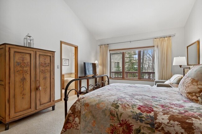 Building Photo - 3 bedroom, 2.5 bath townhome, close to Whi...
