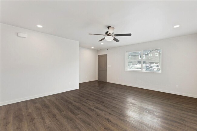 Building Photo - Like new 3 bedroom.