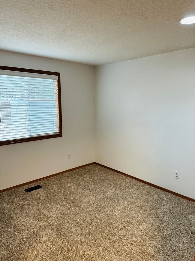 Building Photo - Charmin One Level Home w/ RV Parking