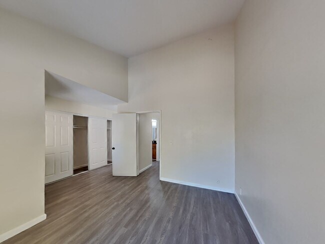 Building Photo - 2/1 Oakland Condo Near Zoo!