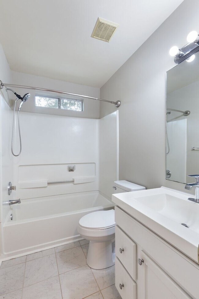 Building Photo - 3bd/2ba Duplex Unit w/ Garage in Ideal Loc...