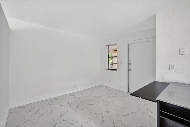 Building Photo - Bright & Modern 1-Bedroom Apartment in Prime Oakland Park Location