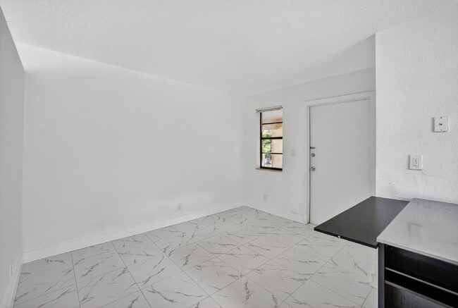 Building Photo - QUICK MOVE IN - FIRST MONTH FREE | Bright & Modern 1-Bedroom Apartment in Prime Oakland Park Loca...