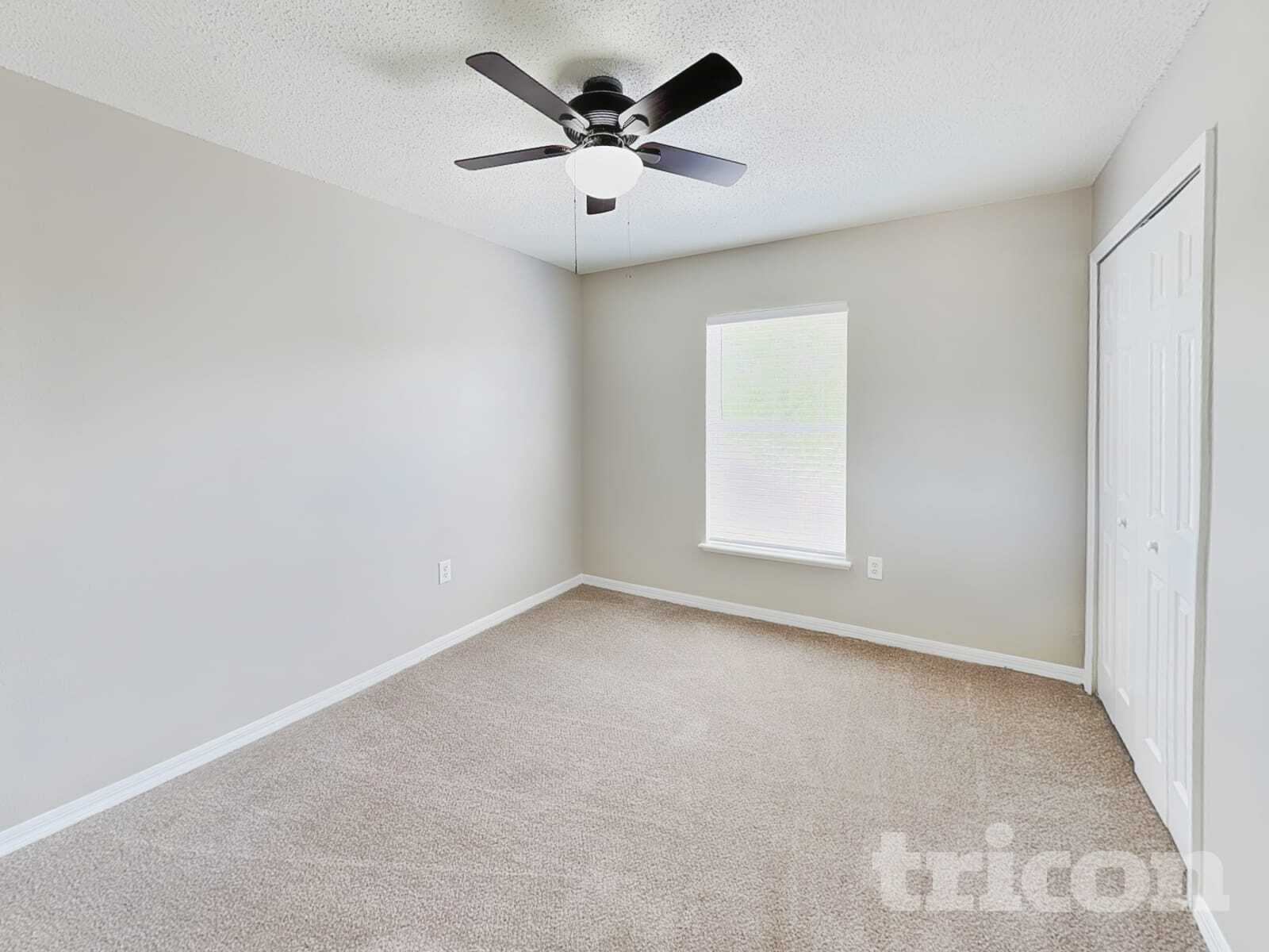 Building Photo - 13561 Linden Dr