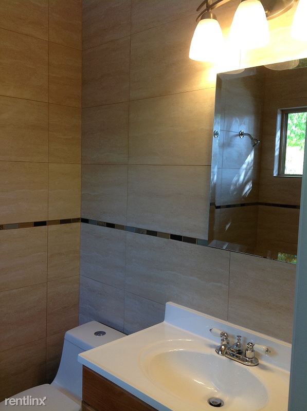 Building Photo - 660 Roble Ave