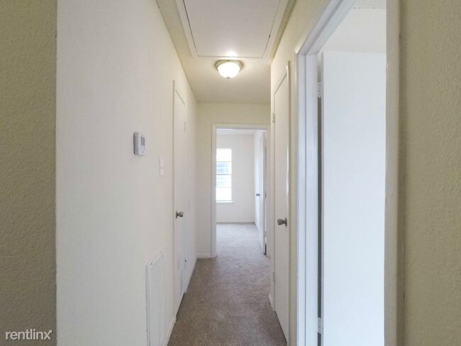 Building Photo - 2 br, 2 bath Townhome - 6609 Brittmoore Rd