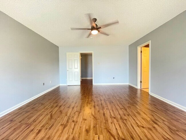 Building Photo - 7320 N Hamilton Cir