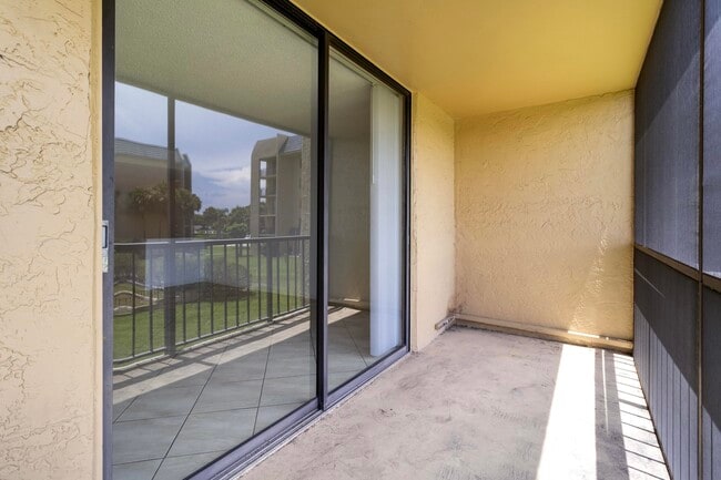 Building Photo - 2820 Tennis Club 204 Dr