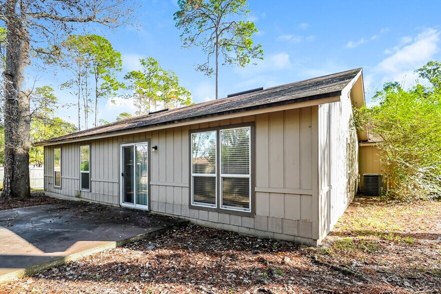 Building Photo - 11152 Cloverhill Cir W