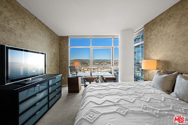 Building Photo - 13700 Marina Pointe Dr