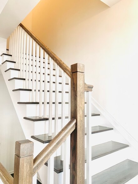 Building Photo - 33 Parkside Ln