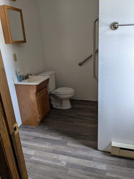106E - Bathroom - 106 Park St