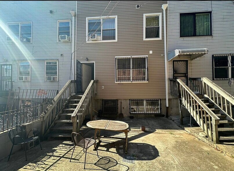 Building Photo - 386B Chauncey St