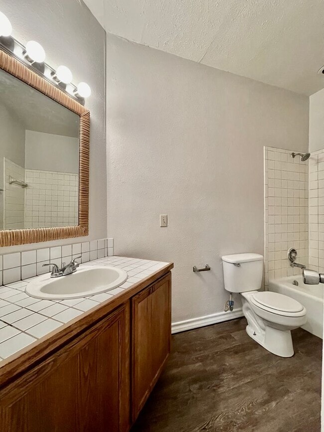 Building Photo - 2/2 Condo, Blocks from Campus and Downtown - Water and Trash Included!