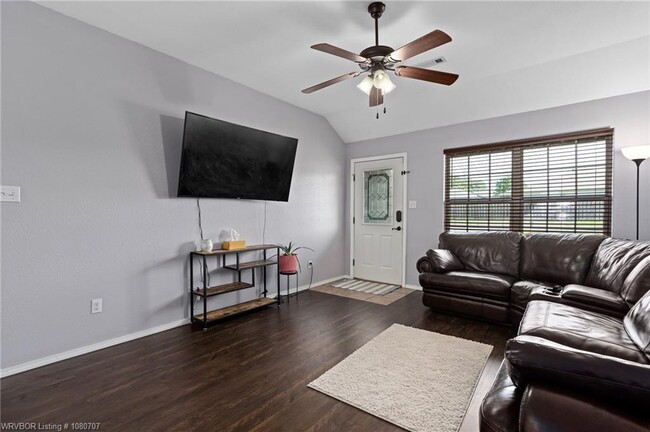 Building Photo - 2409 Crestview Ln