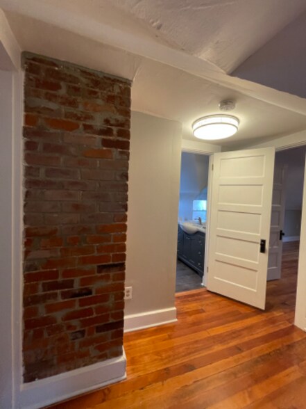 Building Photo - 370 Howell Ave