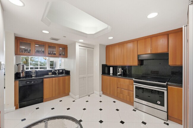 Building Photo - 9595 Collins Ave