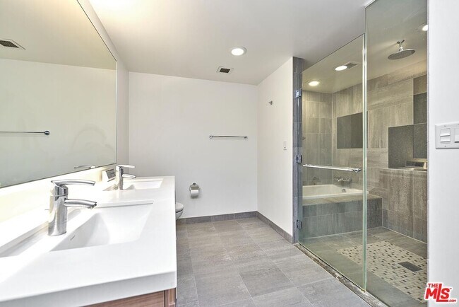 Building Photo - 3785 Wilshire Blvd