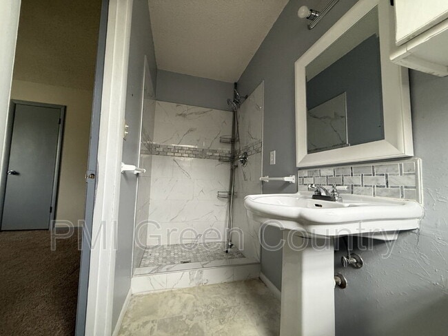 Building Photo - 615 Cumberland Dr