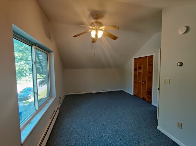 Building Photo - PRIVATE, COZY 2-3 BDRM 1.5 BATH HOME W/ HU...