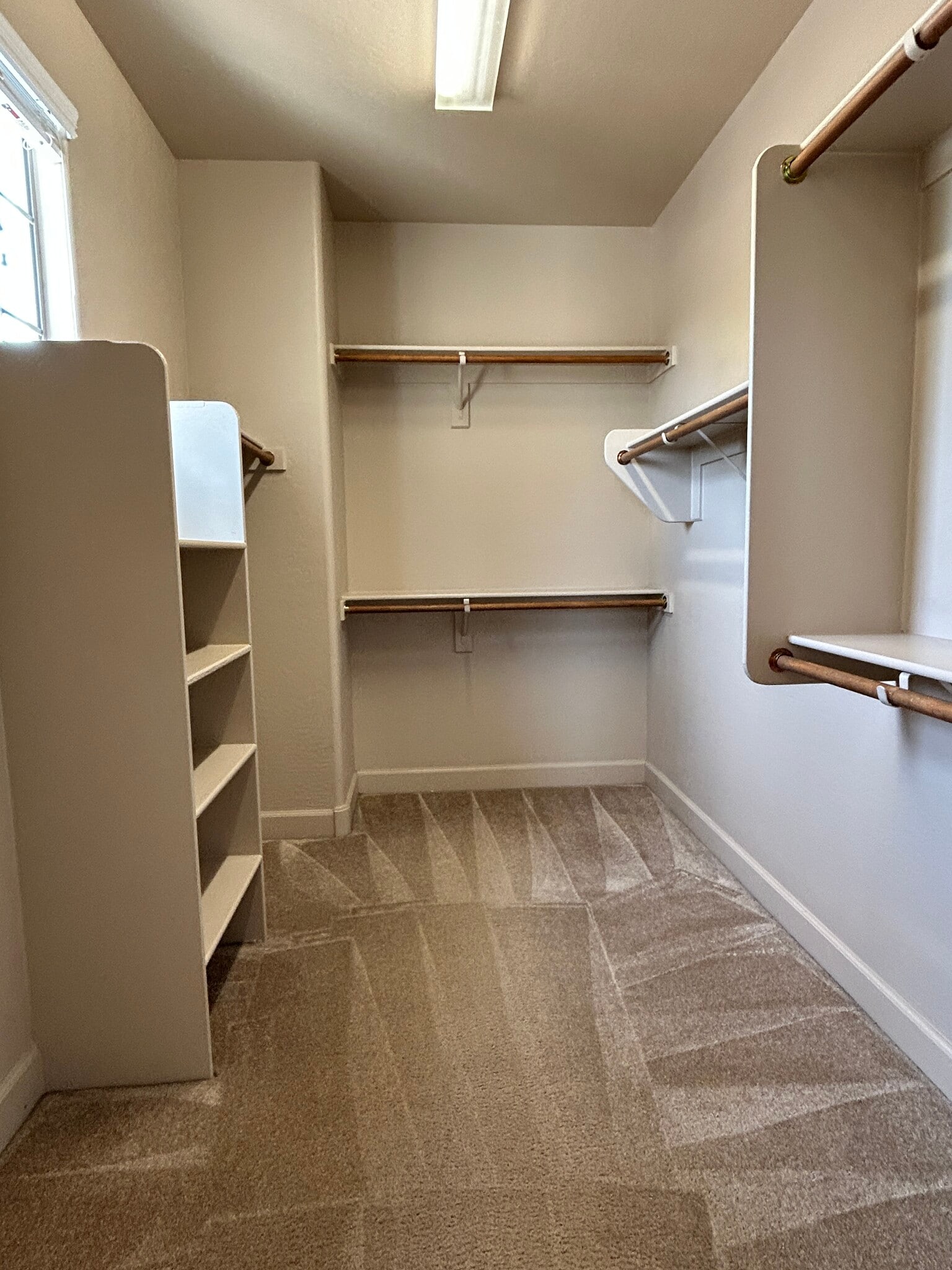 Building Photo - 300 W Wisteria Pl