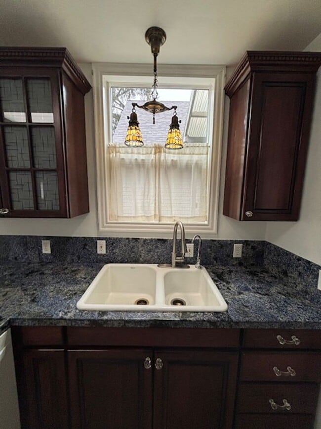 Building Photo - 2 Bedroom 1 Bath Apt in Newberg