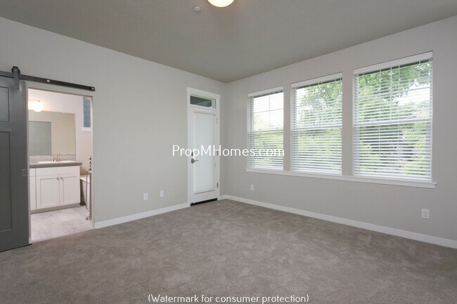 Building Photo - Beautiful Three Bedroom Row Home In Highly Desired Villebois Community!