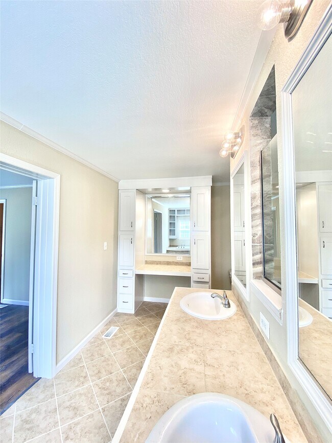 Building Photo - 11720 W Small Oaks Ln