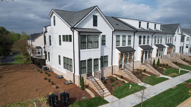 Building Photo - 3 Bed, 3.5 Bath Townhouse in Ballantyne