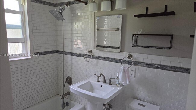 Building Photo - 2462 SW 20th St