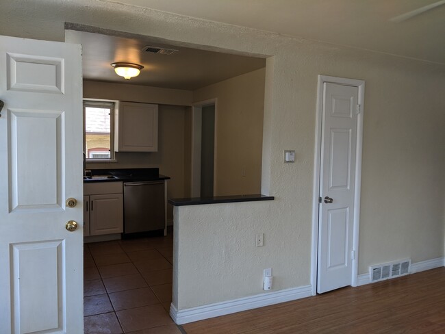 Building Photo - West Wash Park 2/1 Lots of Light, Mountain View and Reserved Parking!!