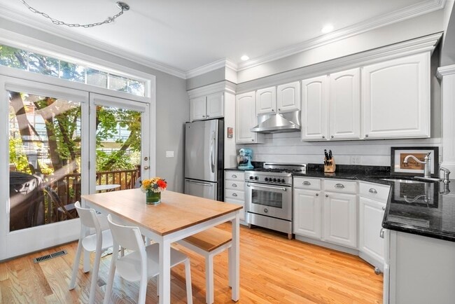 Building Photo - 10 S Sydney St