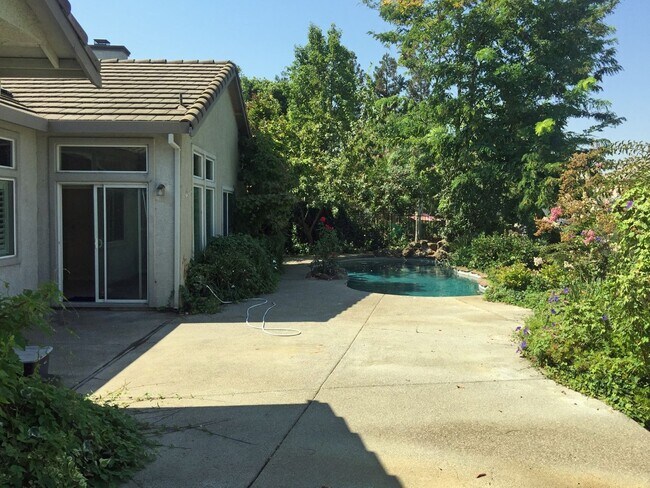 Building Photo - Executive 4 Bedroom 2.5 Bath, 2400 sft. El...