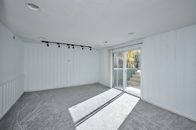 Building Photo - 1613 Hartmann Dr
