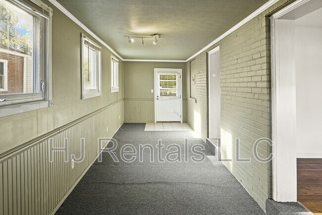 Building Photo - 1305 S New Florissant Rd