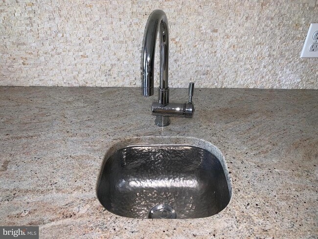 Building Photo - 1334 Mayflower Dr