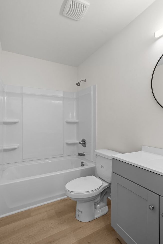 Building Photo - newly renovated unit available