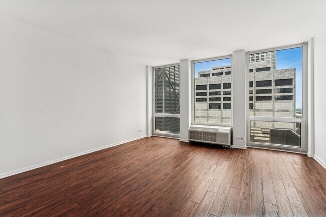 Building Photo - 111 E Chestnut St