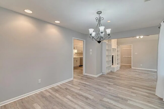 Building Photo - $500 co-op feet to any agent who brings a qualified/approved applicant to rent this home. Beautif...