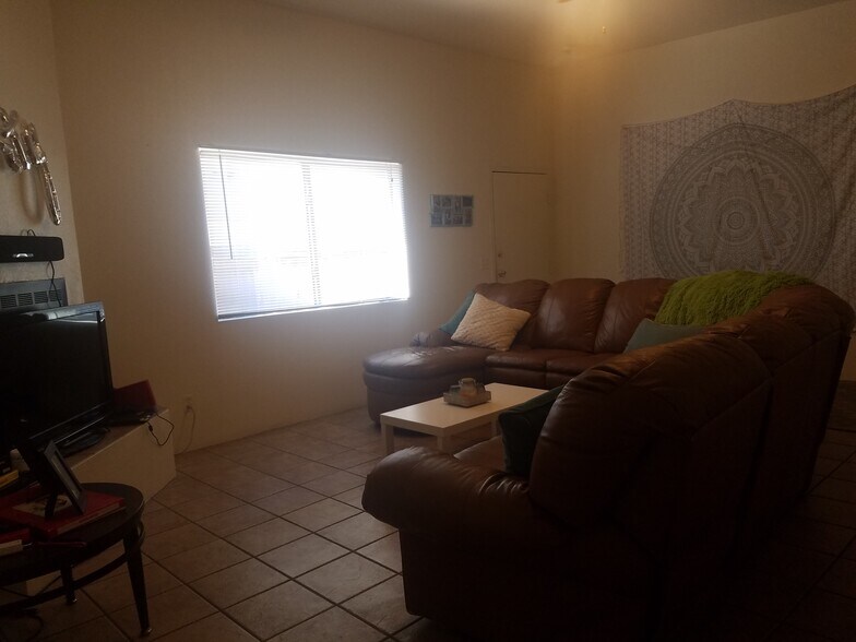 Great space for entertaining! - 1422 E Elm St
