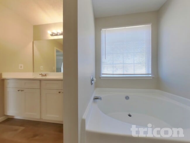 Building Photo - 5132 Meadows Lake Dr