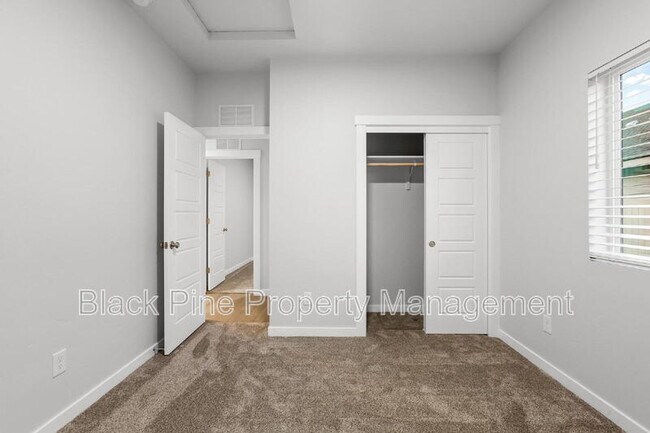 Building Photo - 895 N Aleppo Wy