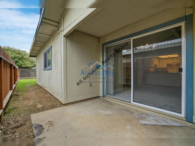 Building Photo - Beautiful 3 bedroom and 2 bath duplex in t...