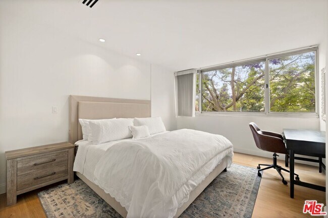 Building Photo - 2220 Ave of the Stars
