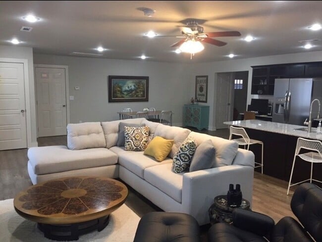 Building Photo - Lake Elmdale Escape