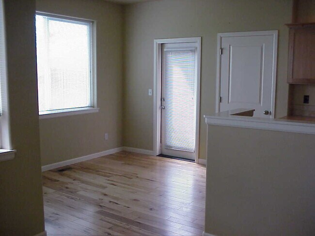 Building Photo - VIDEOTOUR: Stunning Home with Lots of Spac...