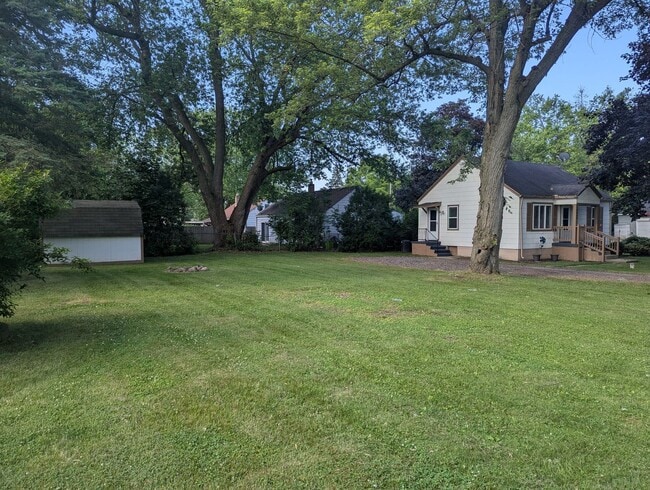 Building Photo - Well-maintained, Updated 2-bedroom home on...