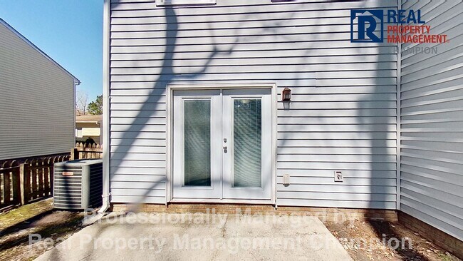 Building Photo - Beautifully 2 BD/1.5 BA End Unit Townhouse w/Garage