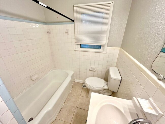 Building Photo - Lovely 3 Bedroom, 1.5 Bath with bonus room Available Now!- $1350 with a one-year commitment and t...